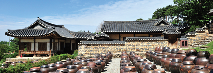 한옥.충청남도 논산시 노성면 교촌리에 자리 잡은 조선 후기 유학자 윤증의 집. 그의 호를 따서 ‘명재고택’이라고도 한다.